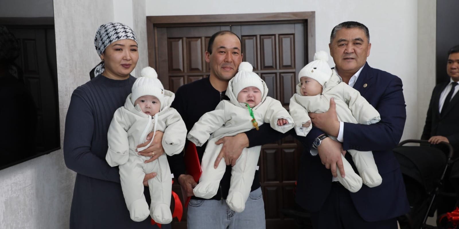 Семья с тройняшками получила квартиру в Бишкеке — ключи вручил Ташиев