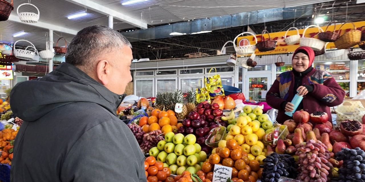 Госантимонополия проверила цены на продукты на рынке «Орто-Сай» в Бишкеке