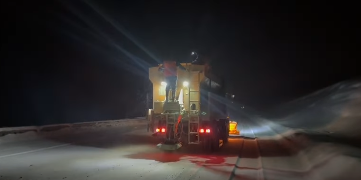 На перевале Тоо-Ашуу ограничили движение грузовиков из-за снегопада