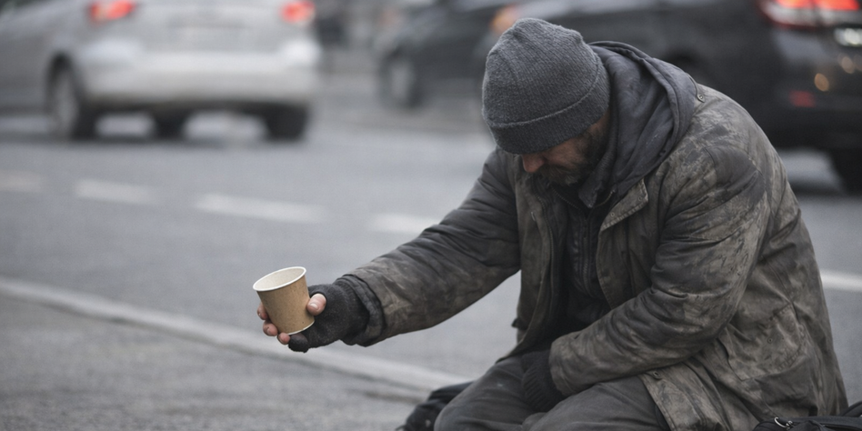 Попрошайничество на дорогах КР хотят пресечь штрафами и выдворением иностранцев