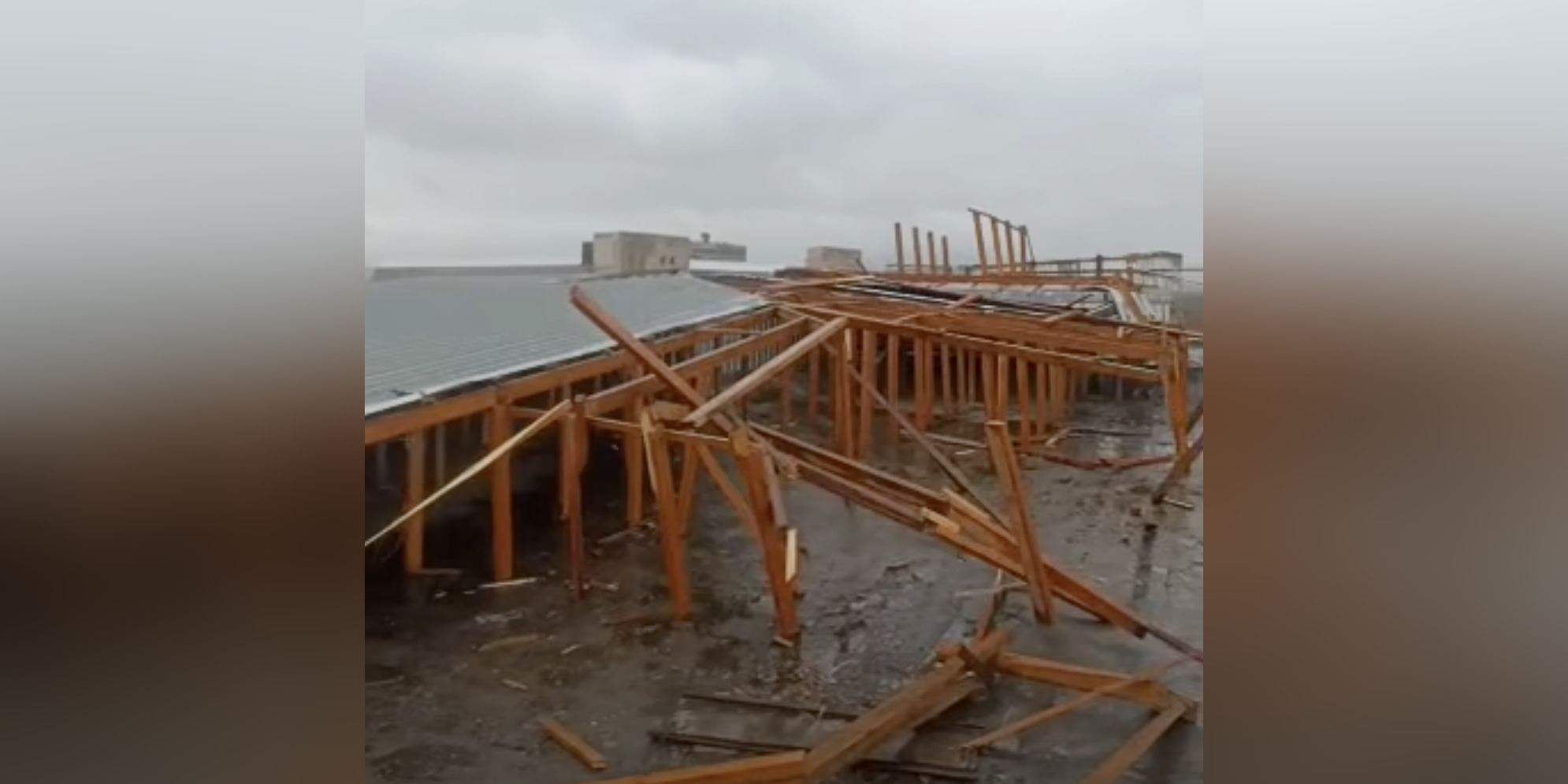 Последствия ветра 21 февраля: в Бишкеке и Чуйской области повреждены здания и автомобили