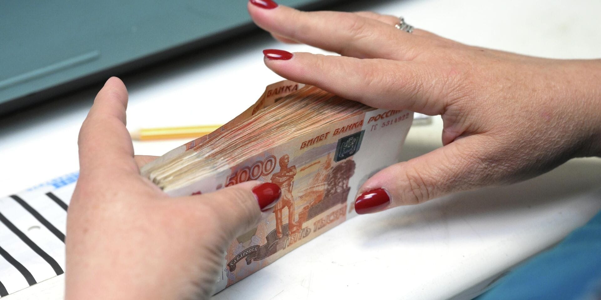 Представительство Минсоцтруда помогло 66 соотечественникам получить зарплату в РФ