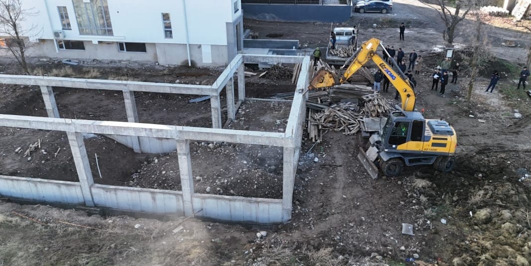 Мэрия Бишкека снесла незаконную постройку в парке Ататюрка