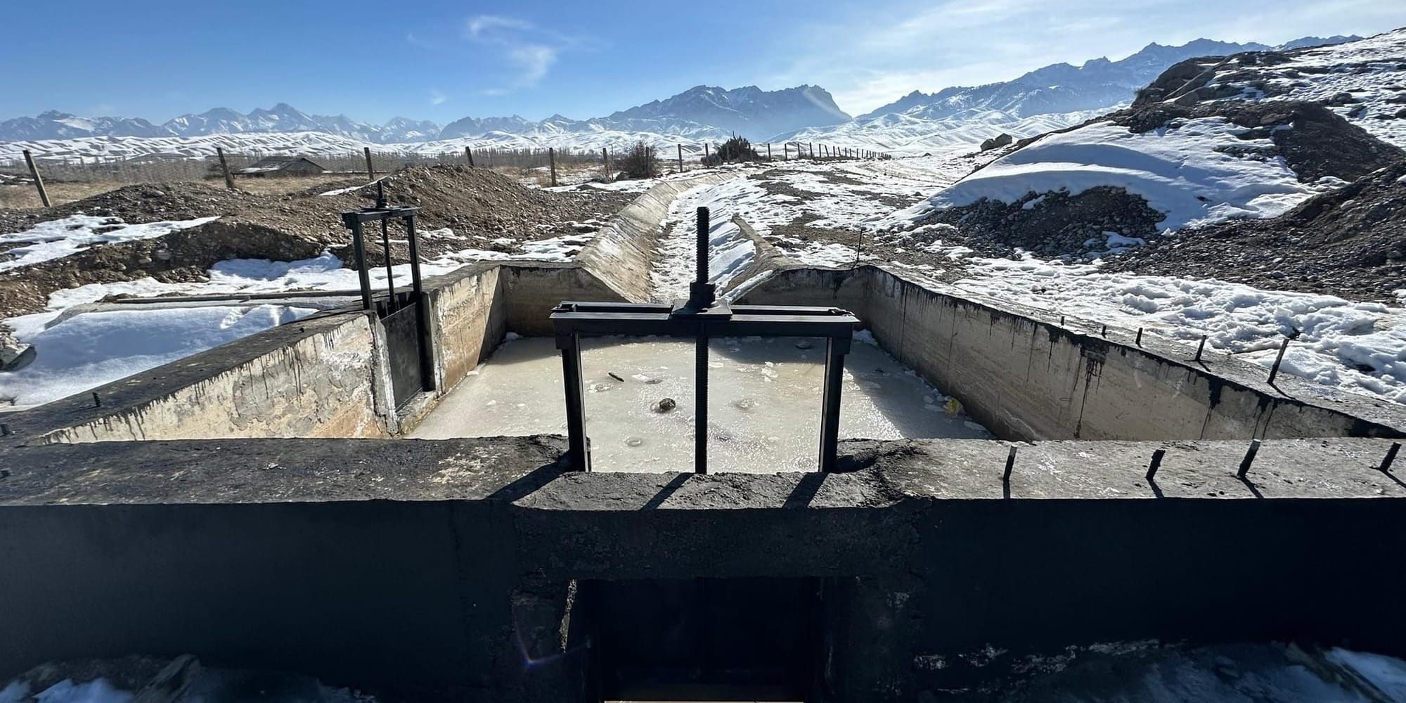 В Баткене строят водонакопитель для канала Кара-Кол