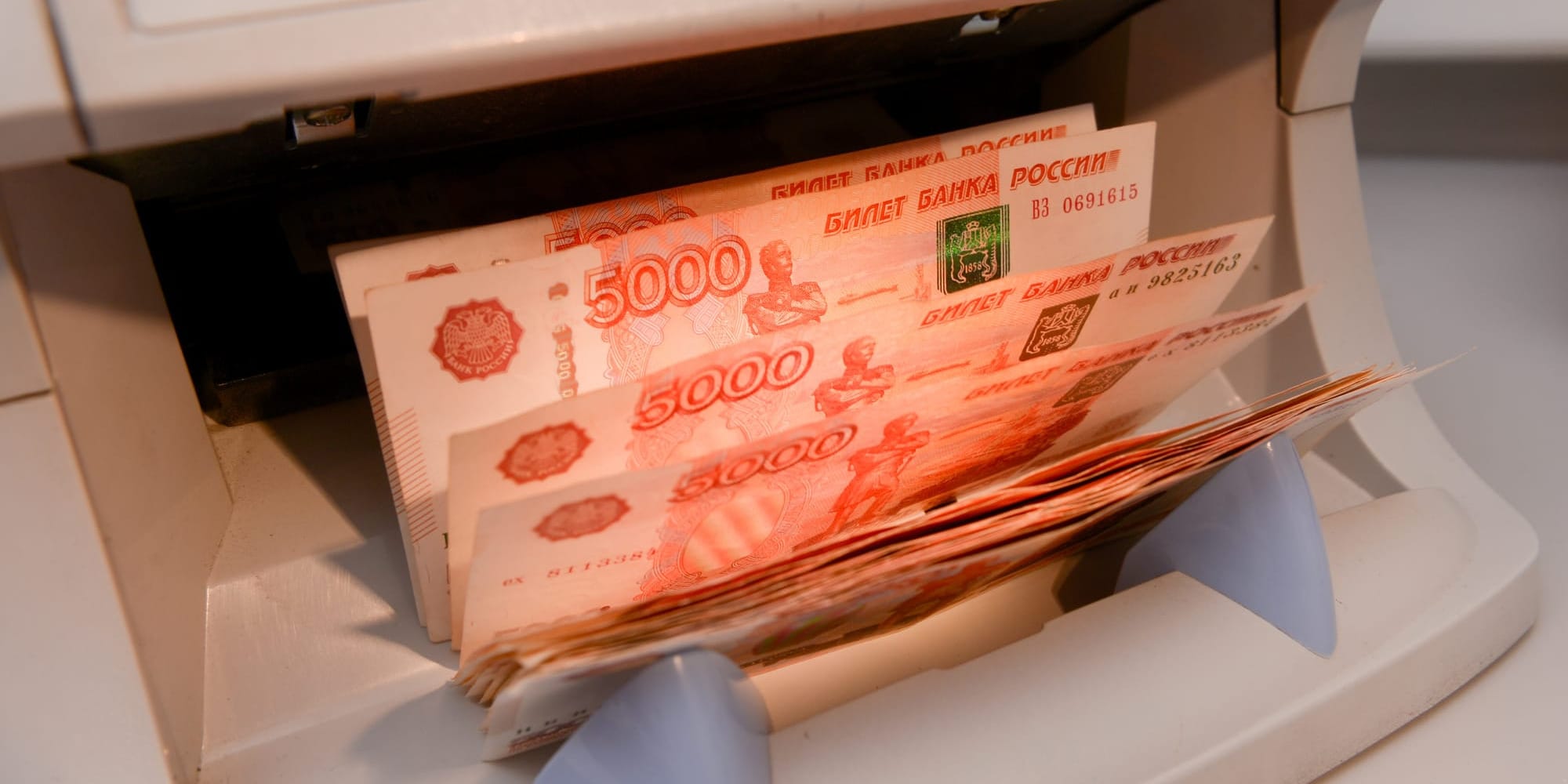 Гражданке КР выплатили более 2.1 млн рублей в России при поддержке Минсоцтруда