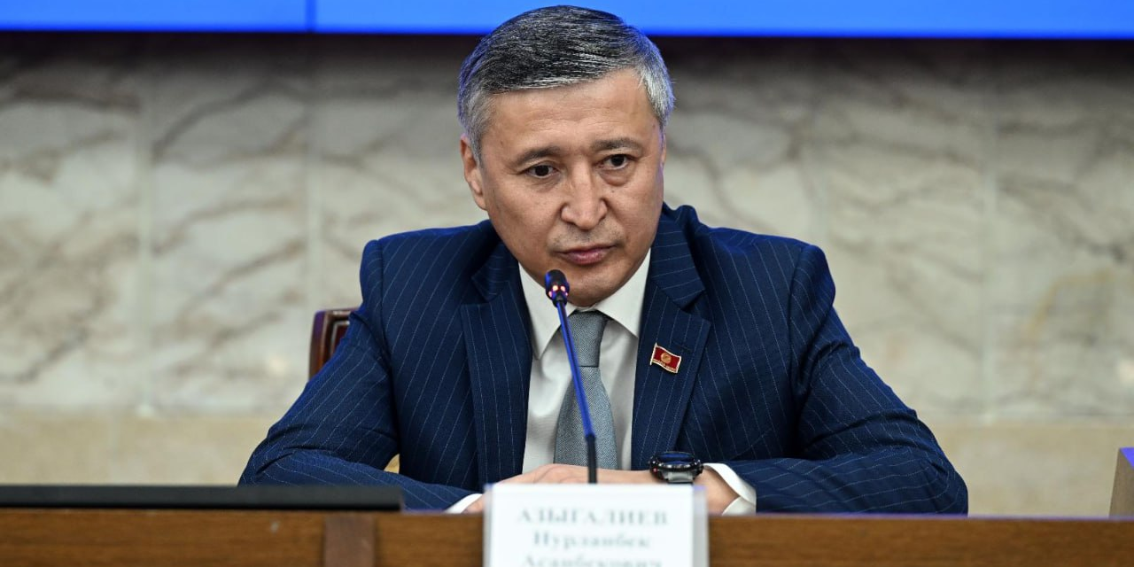Седьмой за месяц: Нурланбек Азыгалиев досрочно сдал мандат депутата ЖК