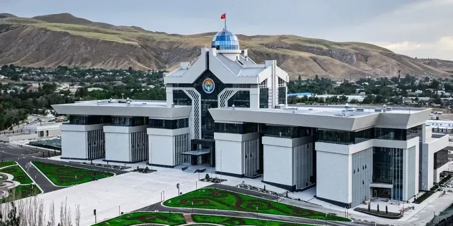 Садыр Жапаров сократил дублирующие функции в АП КР и усилил надзор за бюджетом