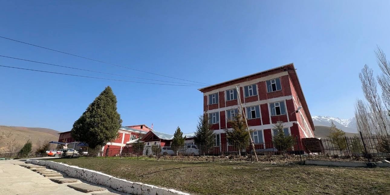 В Кара-Суу за 64 млн сомов капитально ремонтируют школу.