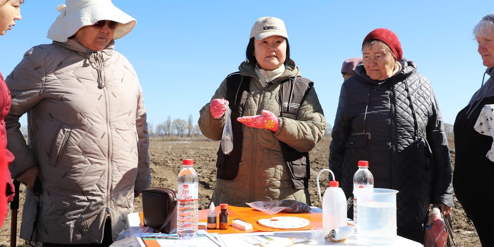 Фермеры в Кыргызстане проводят полевой анализ почвы с помощью набора ФАО.