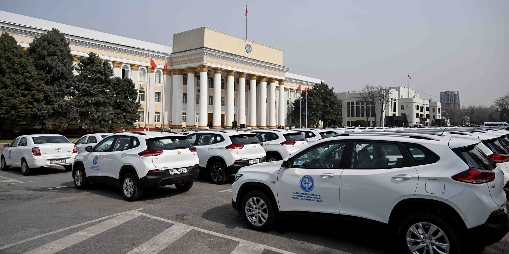 Учреждениям культуры Кыргызстана передали 117 новых автомобилей