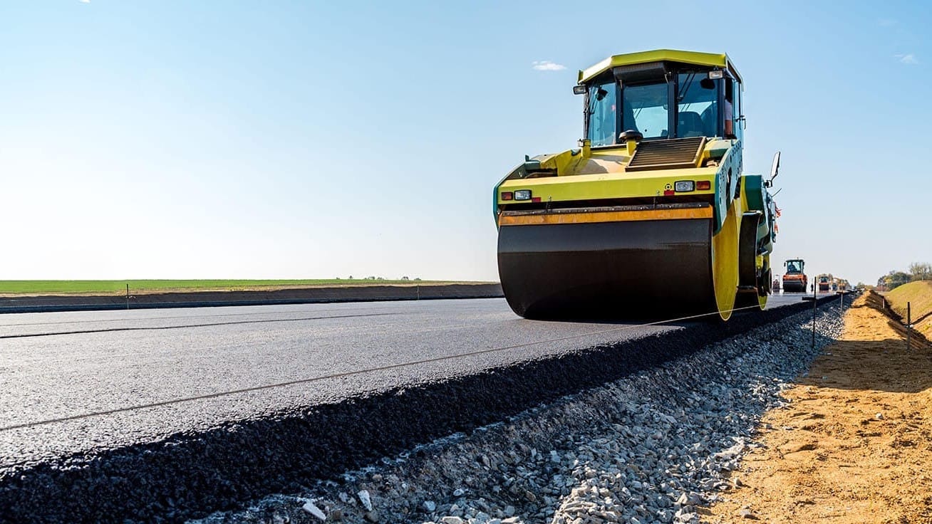 Техника Минтранса КР на укладке асфальта в Жети-Огузском районе, весна 2026 года.