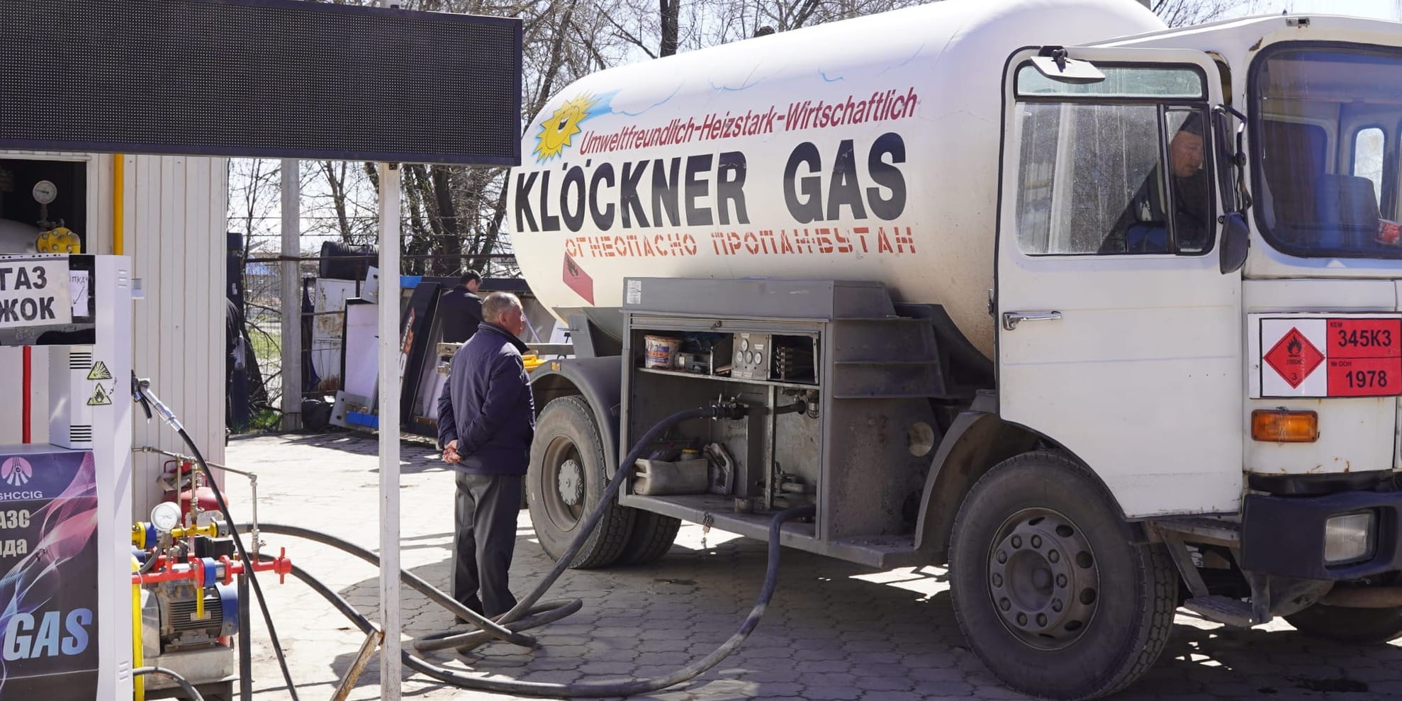 Демонтаж незаконной газозаправочной установки в Бишкеке.