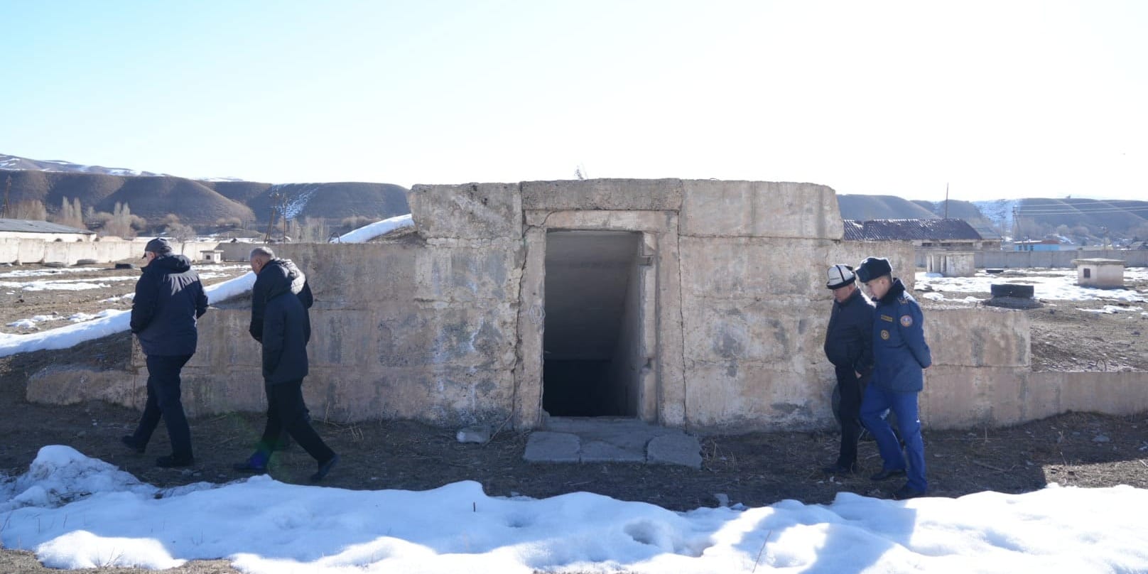 Осмотр министром сельского хозяйства заброшенного здания ГО в Нарынской области.