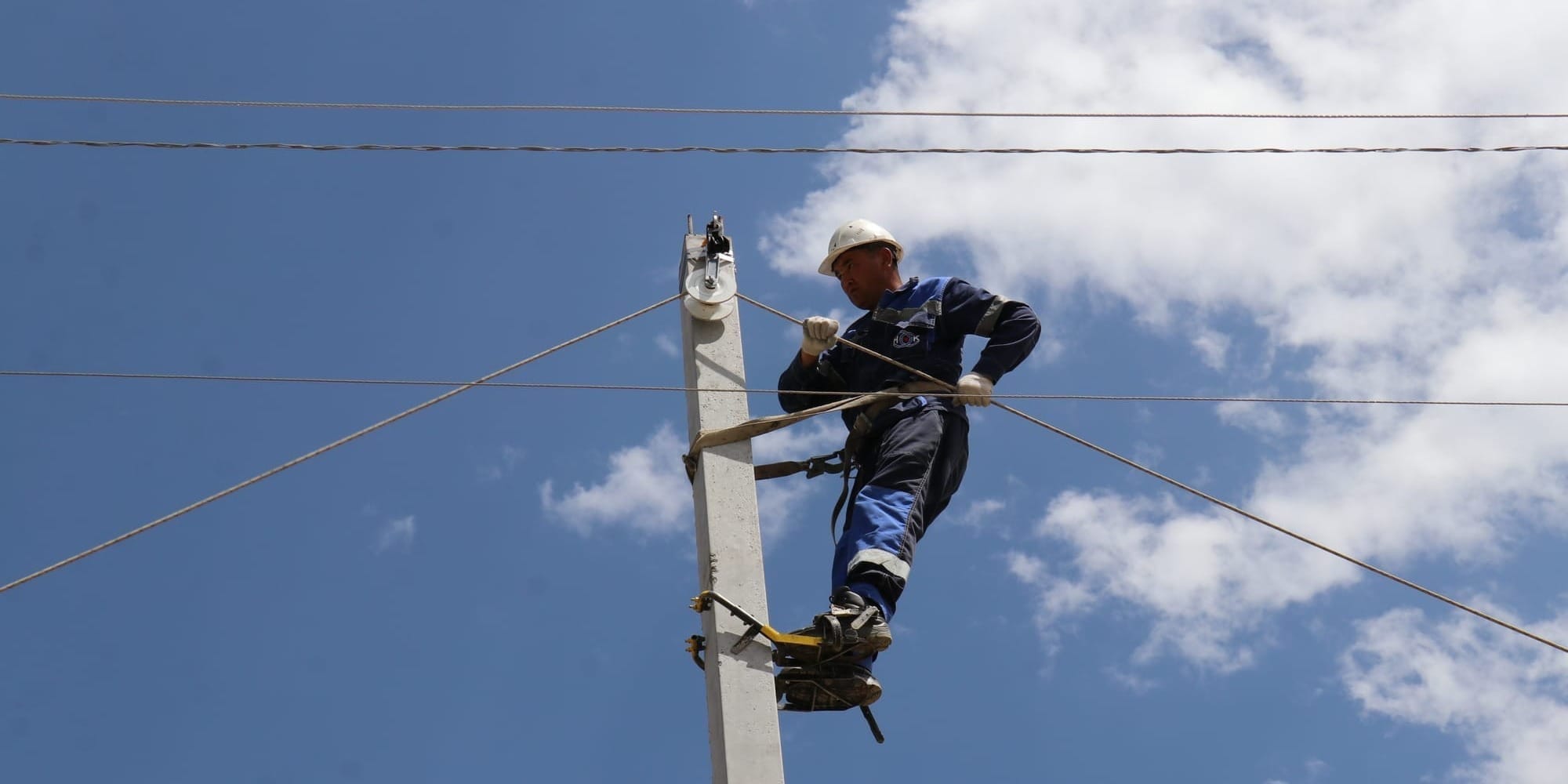 В Бишкеке заменят почти 300 аварийных деревянных опор ЛЭП