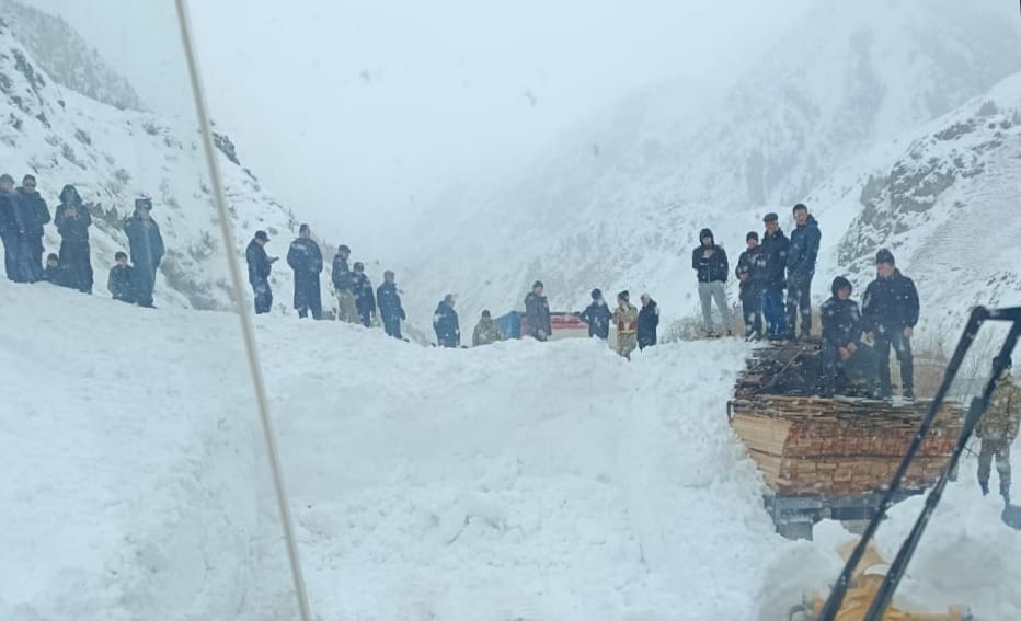 На трассе Бишкек — Нарын — Торугарт сошла лавина: движение перекрыто