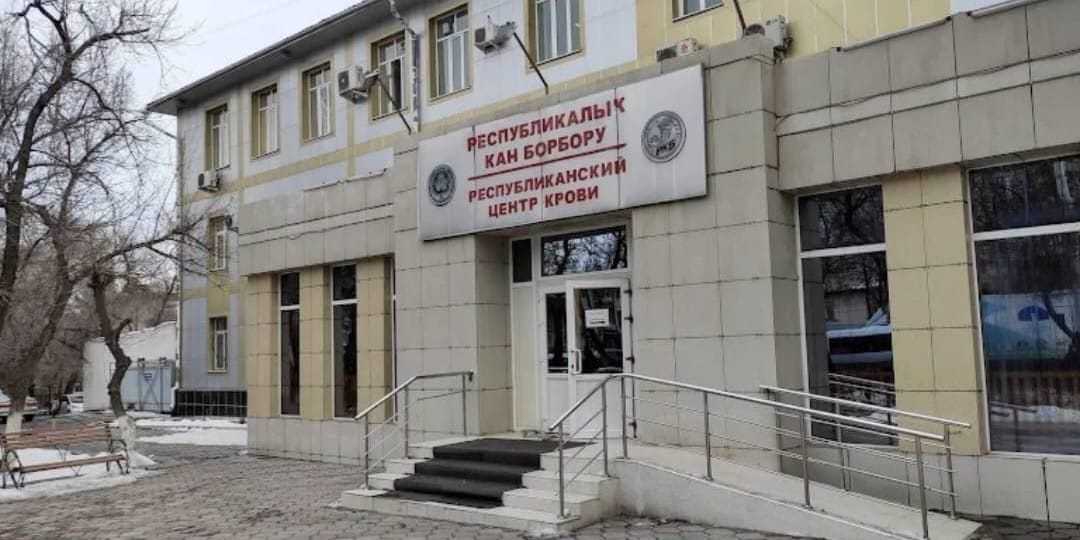 В Центре крови вскрыли коррупционную схему на 36 млн сомов: задержан экс-директор