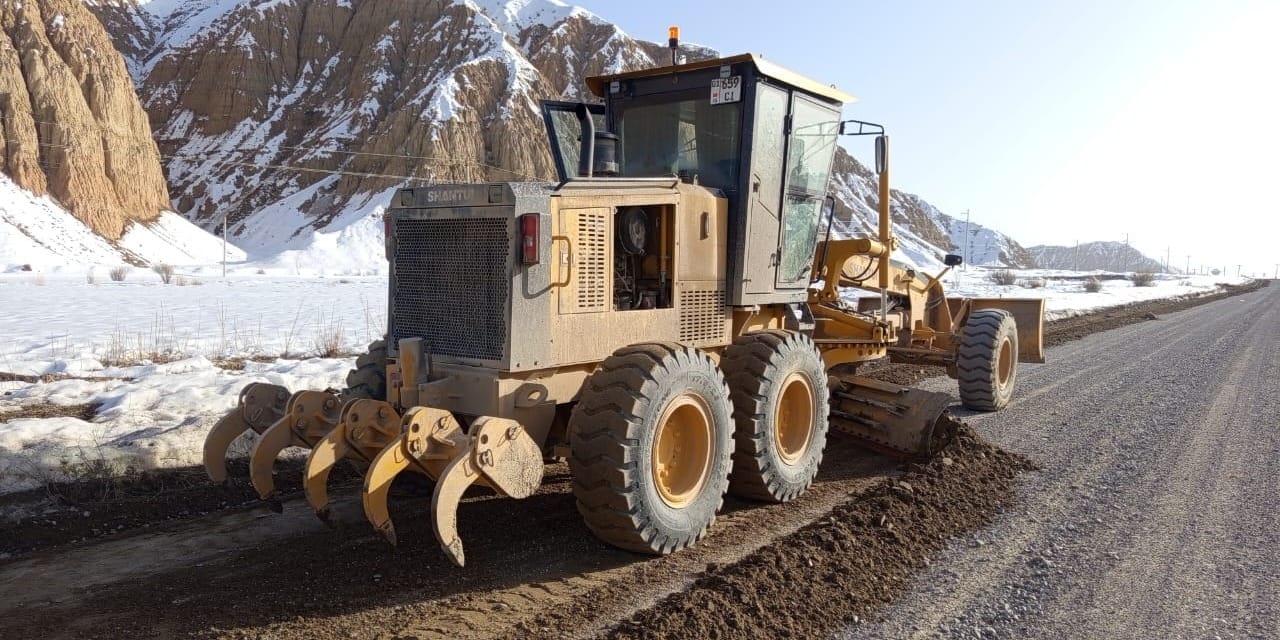 На дорогах Кыргызстана начали ямочный ремонт и расчистку обочин