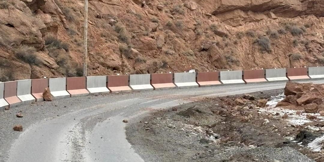 Трассу Нарын — Жаны-Жол открыли после расчистки от камнепада