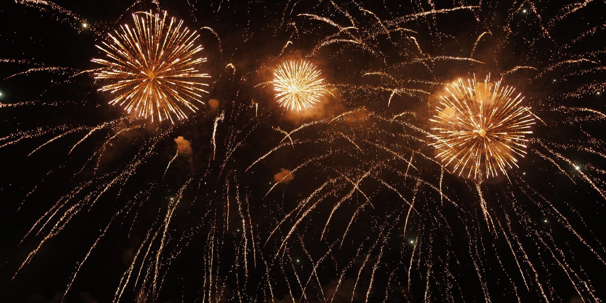 Небо Бишкека озарилось ярким фейерверком, продолжавшимся почти 6 минут