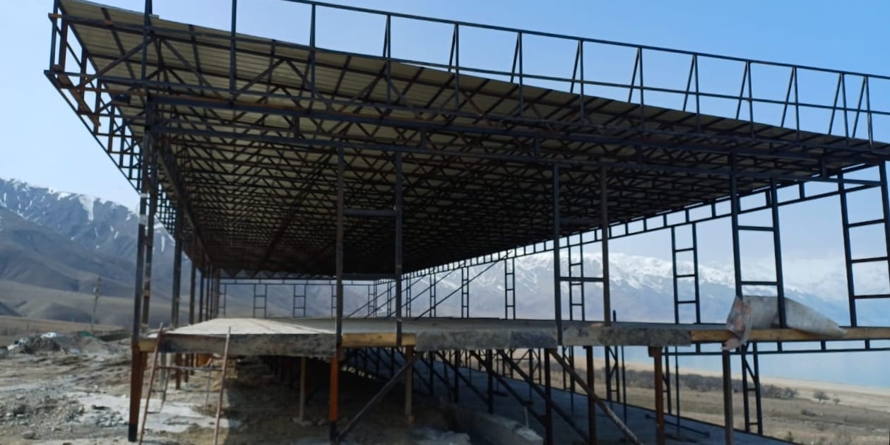 Инспекция Госстроя на строящемся объекте в Джалал-Абадской области.