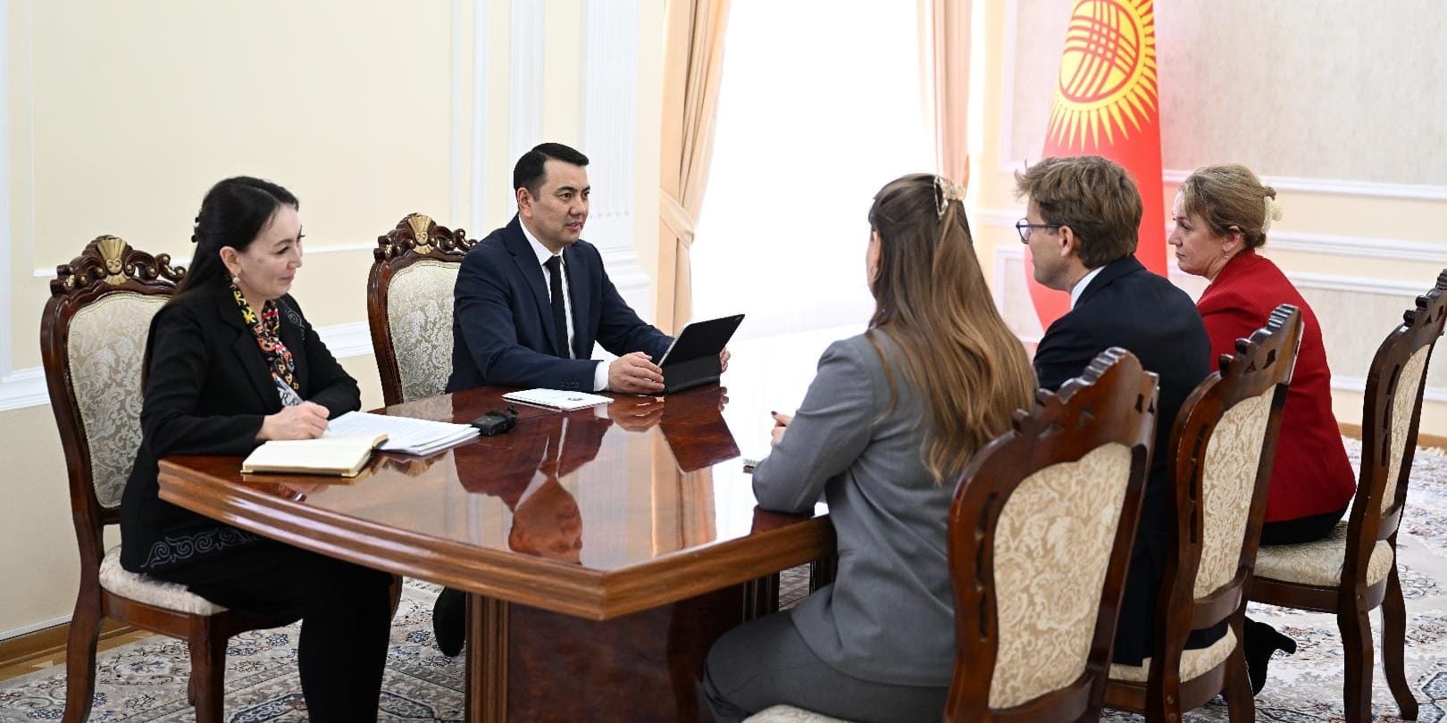 Прозрачные закупки и экология: Маматалиев обсудил реформы со Всемирным банком