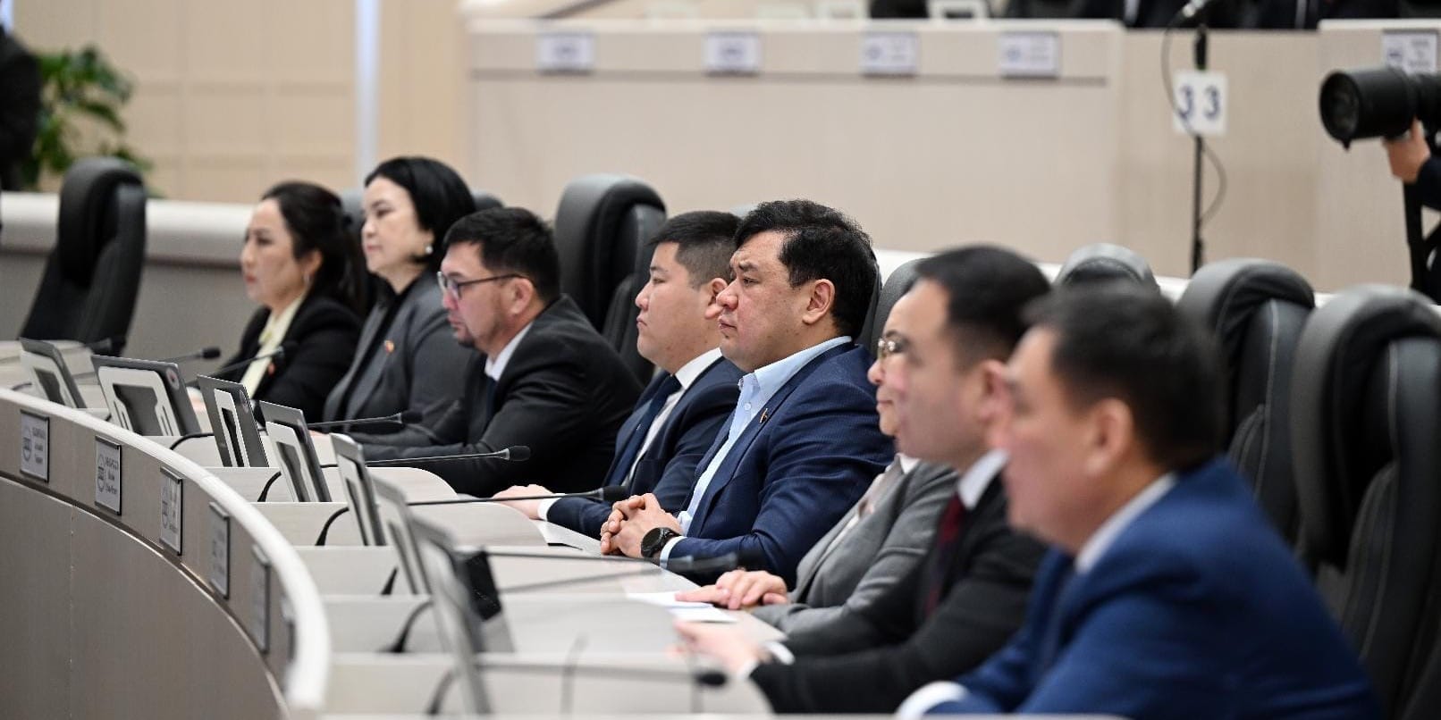 Завод стоит, школы переполнены: в ЖК подняли проблемы регионов Кыргызстана