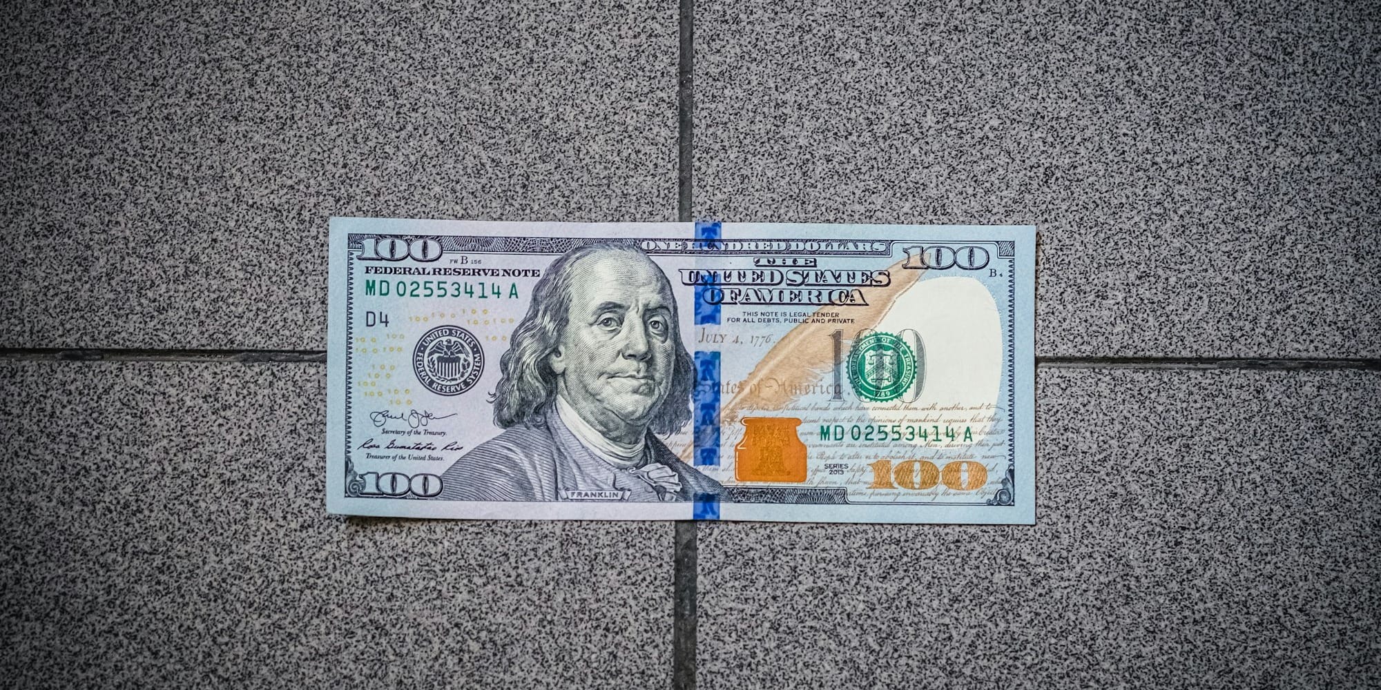 Нацбанк продлил банкам вывоз неветхих долларов из Кыргызстана до октября