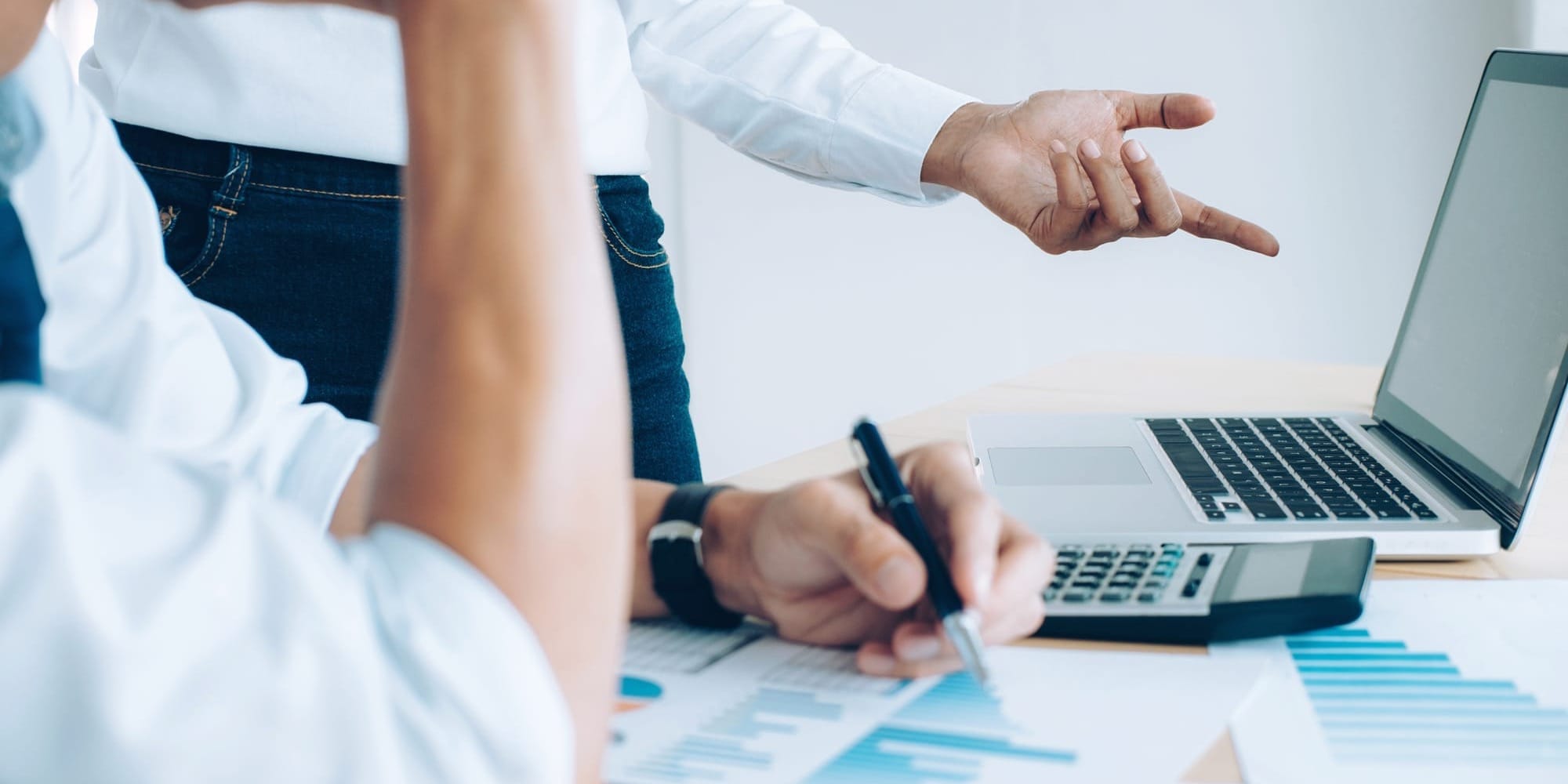 Зарплаты до 380 тысяч рублей: названы самые высокооплачиваемые вакансии для мигрантов в РФ