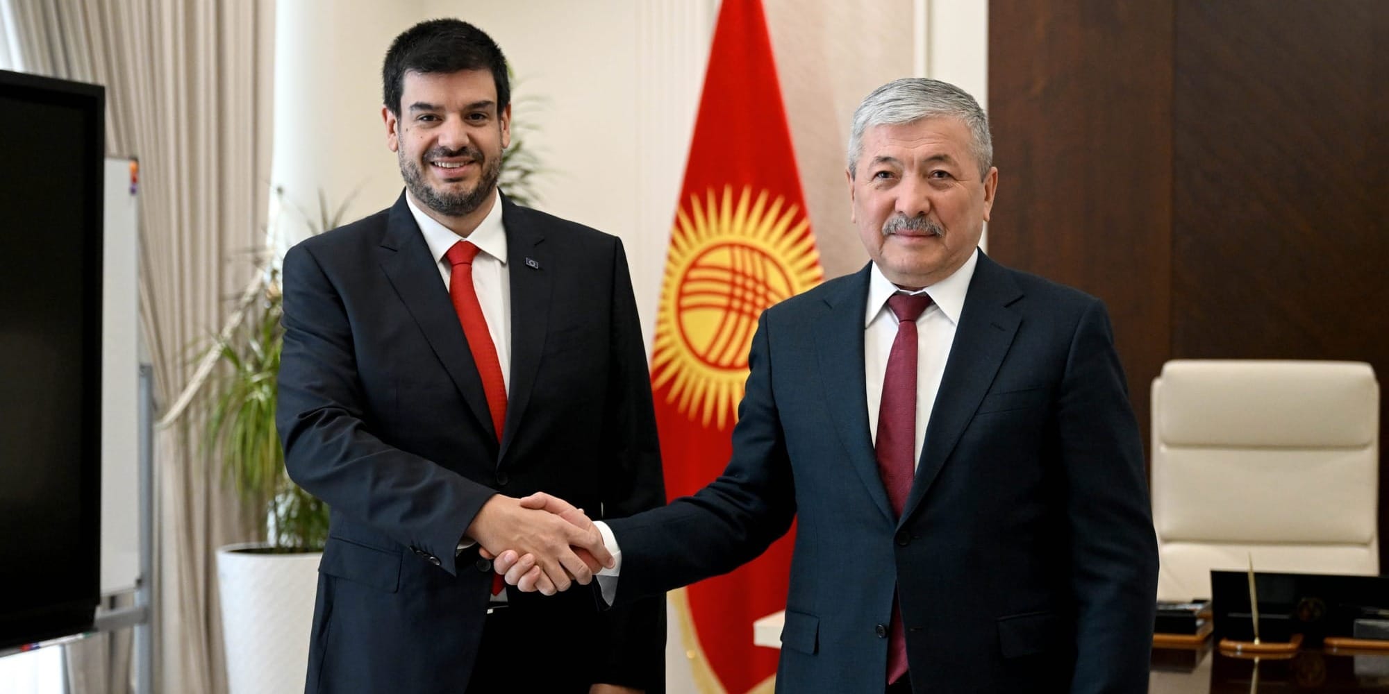 Встреча главы кабмина КР Адылбека Касымалиева с президентом Euronews Педро Варгасом Давидом в Бишкеке по вопросам медиасотрудничества.