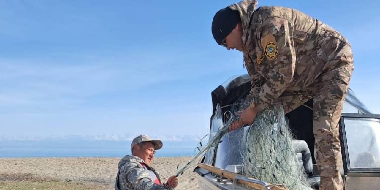 Экотехнадзор изъял 200 метров незаконных сетей из акватории Иссык-Куля