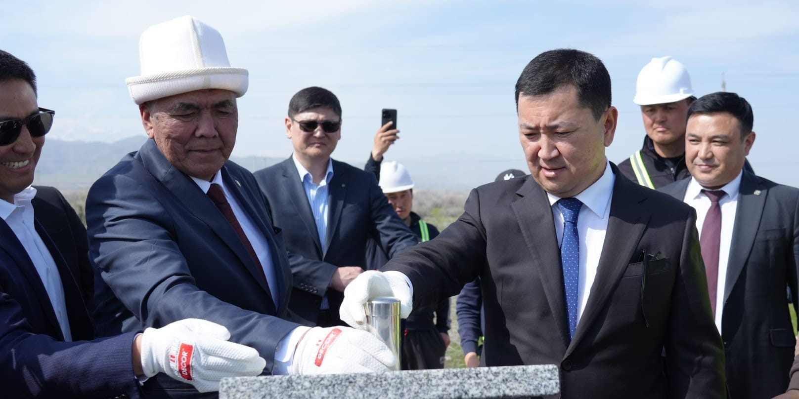 Церемония закладки капсулы завода «Асыл Тери» в Чуйской области с участием министра сельского хозяйства Эрлиста Акунбекова.