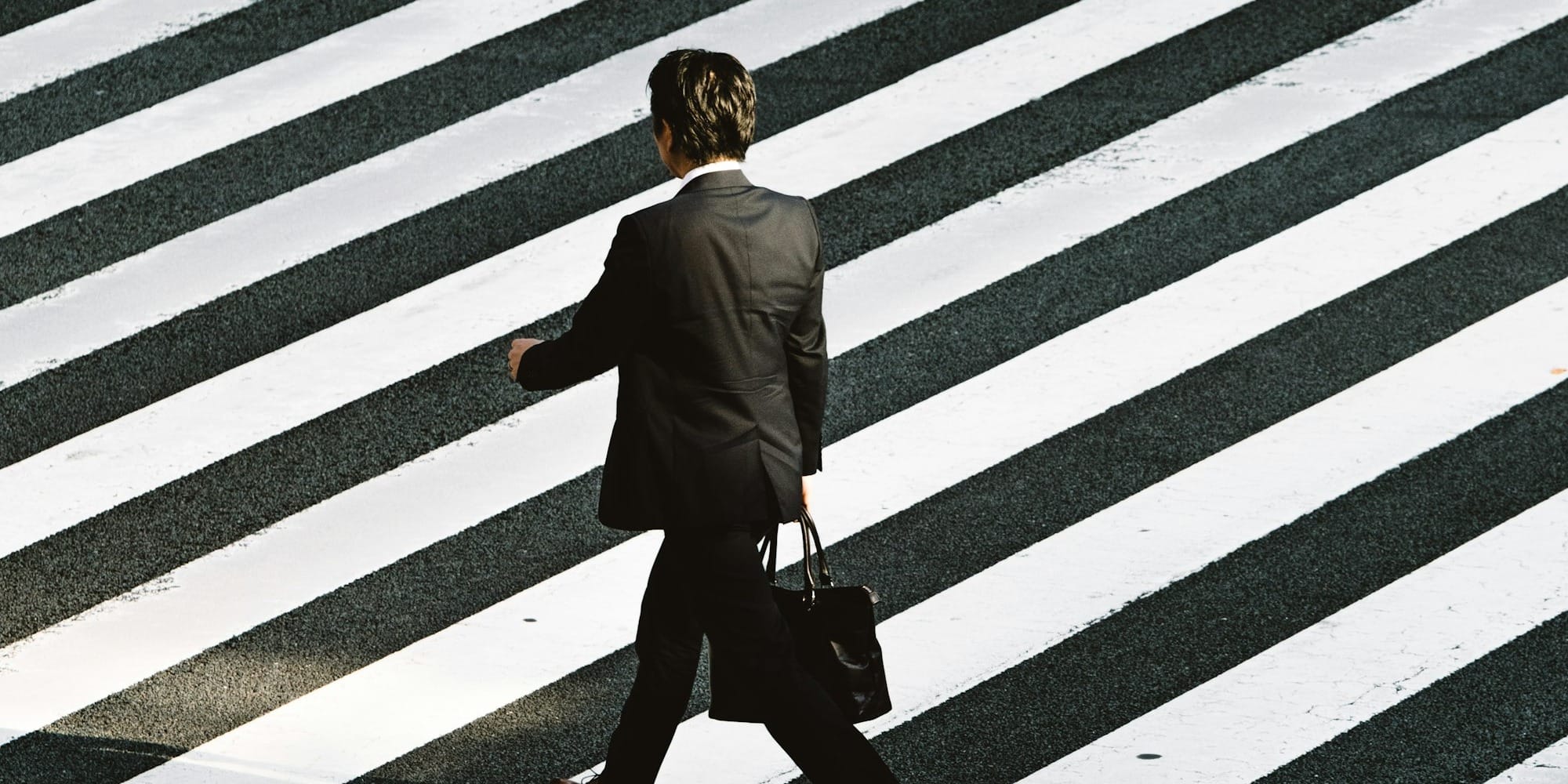 Зарплаты как в бизнесе и ИИ-рекрутинг: КР меняет правила госслужбы до 2030 года