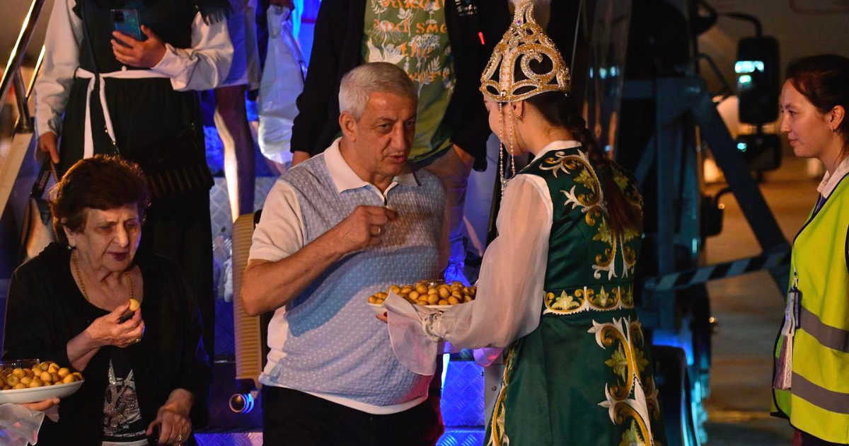 В аэропорту "Манас" торжественно встретили первый рейс из Баку изображение публикации