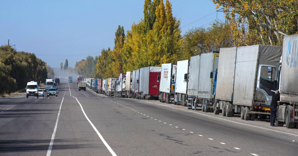 Кыргызстанские водители застряли на границе Казахстана с Россией - в чем причины? изображение публикации