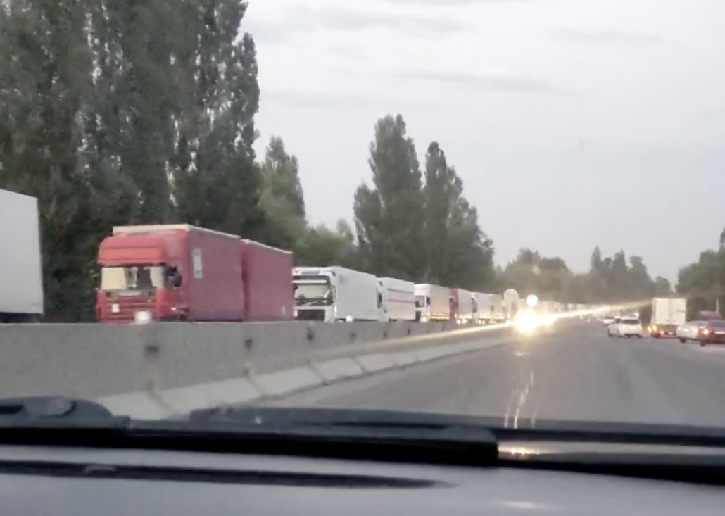 Очередь из более 50 грузовиков образовалась на границе с Казахстаном изображение публикации