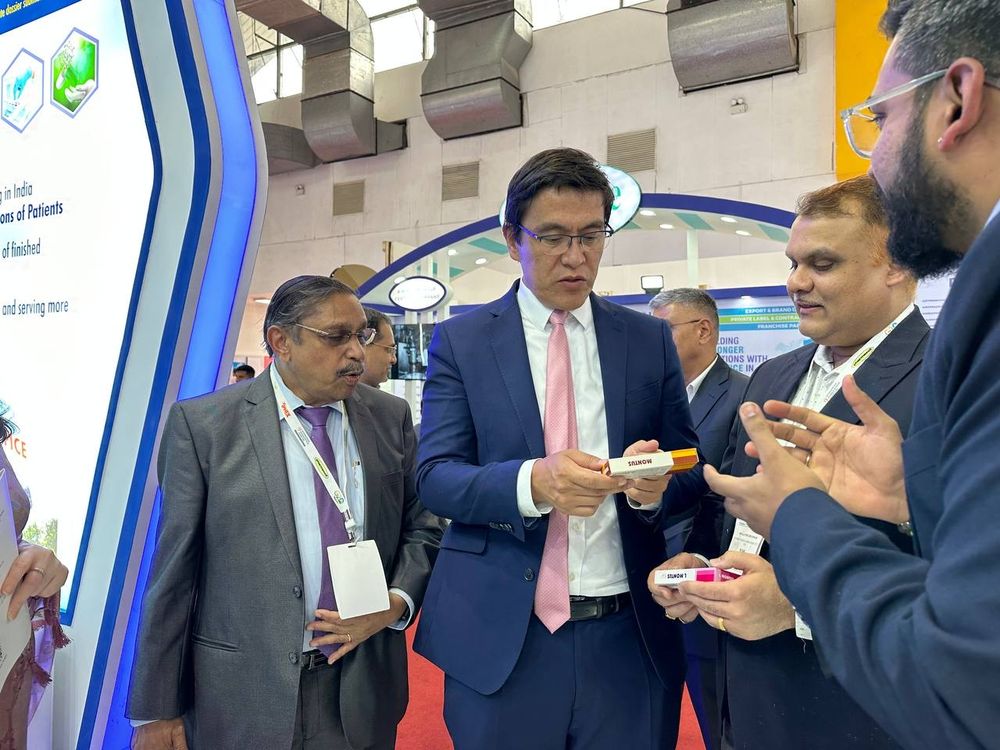 Эдиль Байсалов предложил индийским формакомпаниям открыть производство в КР изображение публикации