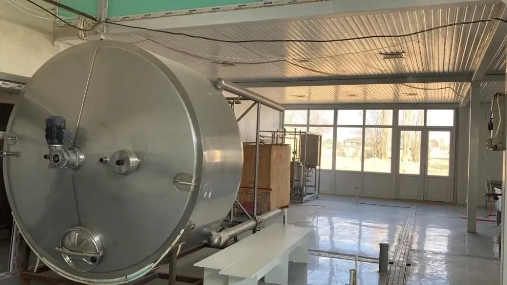 Кочкордогу бүтпөй жаткан сүт заводу банктан ала албай иши чоюлуп жатат — күрөөгө бүткөн заводду талап кылууда изображение публикации