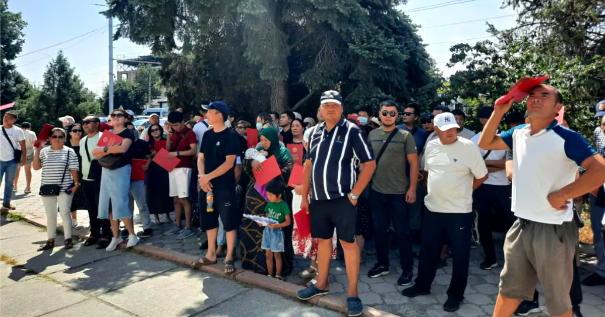 Около 650 кыргызстанцам отменили "красные книги" – недовольные вышли на митинг изображение публикации