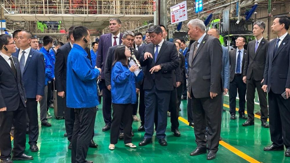 Бакыт Торобаев предложил китайской компании Shaanxi Automobile Holding Group открыть в КР производства и сервисный центр изображение публикации
