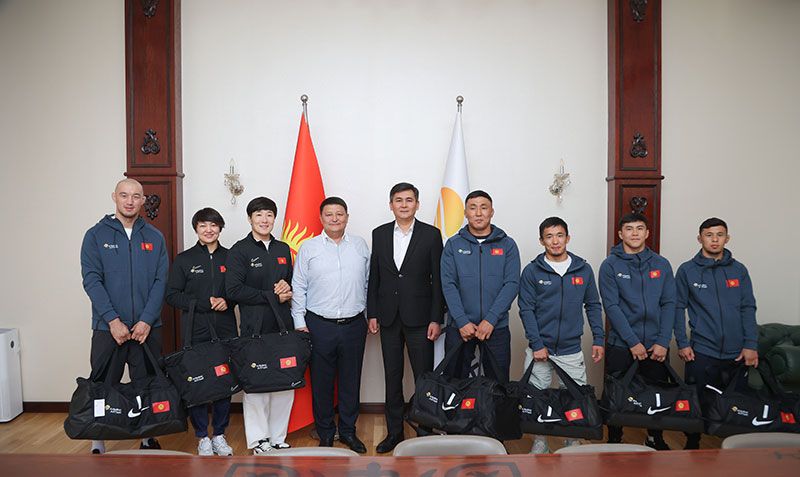 “Альянс Алтын” вручил экипировку членам сборной Кыргызстана по борьбе изображение публикации