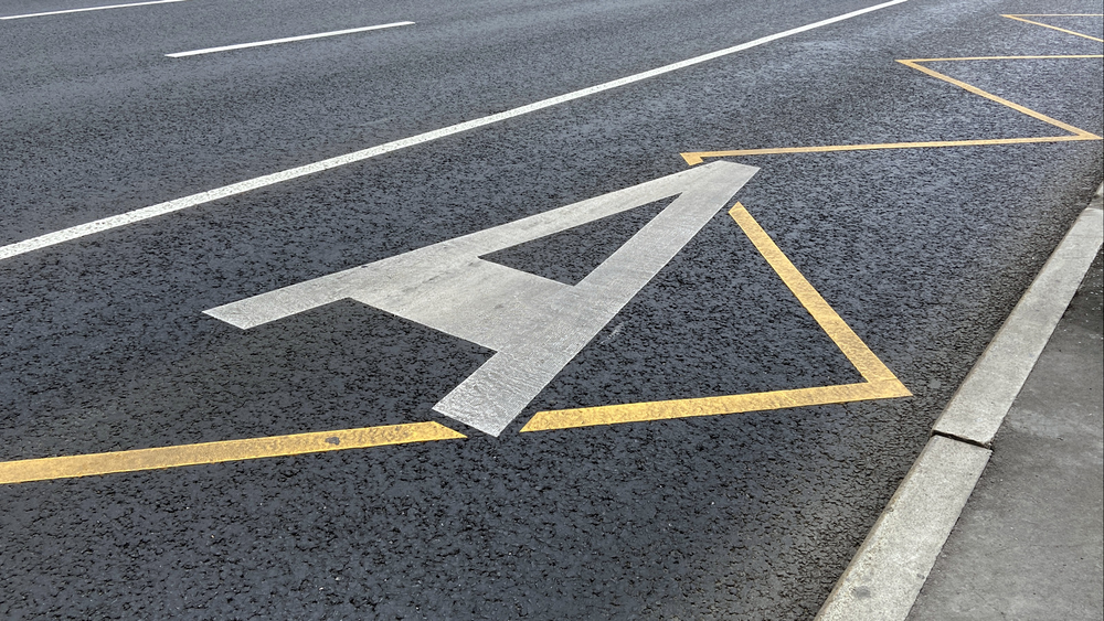 В Бишкеке разрешили ездить по выделенной полосе — но только в ночное время изображение публикации