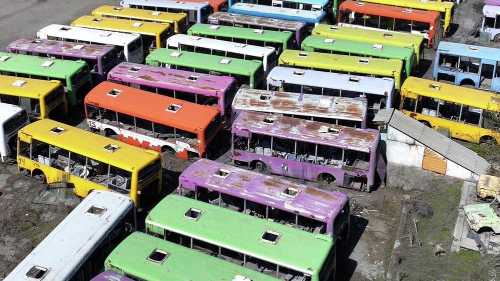 Красный, желтый, без колес - мэрия Бишкека распродает 165 старых автотранспортных средств изображение публикации