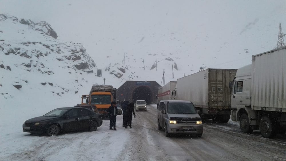 Проезд грузовиков через перевал Тоо-Ашуу ограничили изображение публикации