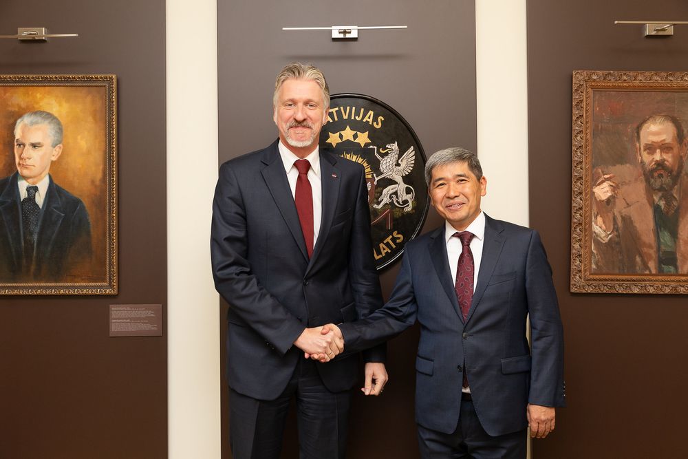 Упрощение визовых процедур, санкции, конфликт Москвы и Киева — КР и Латвия провели политические консультации изображение публикации