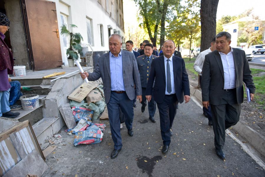 Мэрия Бишкека готова к саммиту глав государств СНГ — под снос пошли рекламные конструкции и остановки (фото) изображение публикации