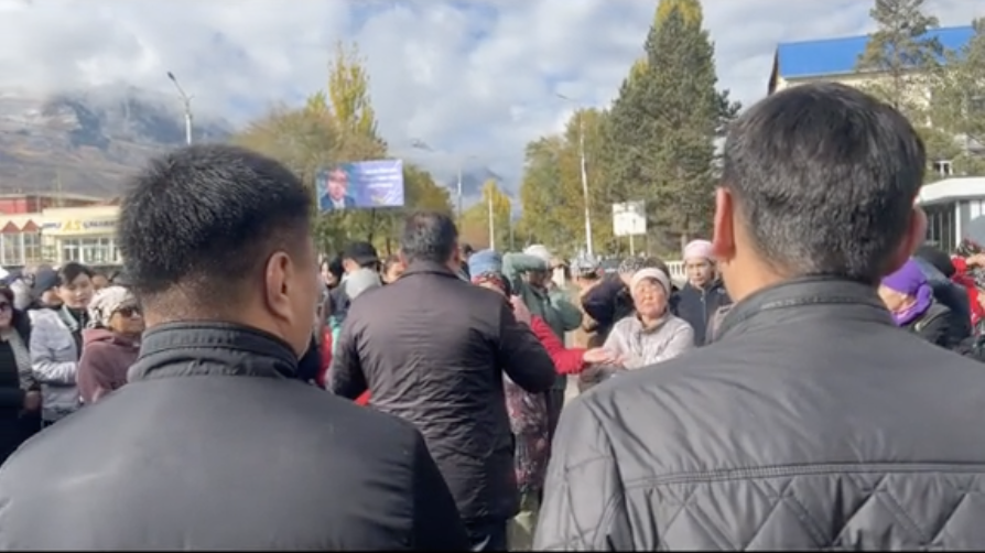 В Нарыне более 100 граждан вышли на митинг - они требуют разрешения торговать по патентам изображение публикации