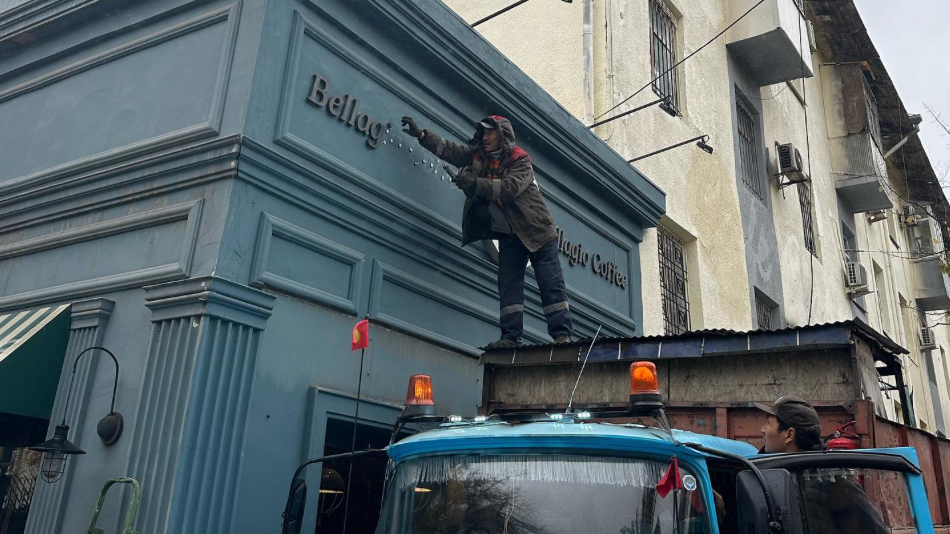 Нурдан Орунтаев снял вывеску кофейни Bellagio - говорит, что надпись должна быть на кыргызском языке изображение публикации