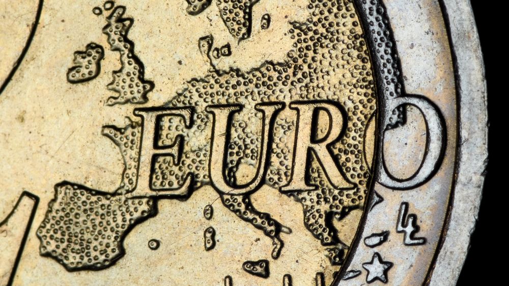 Рубль второй день подряд растет в цене на 1.3%, евро дороже 95 сомов - официальные курсы валют изображение публикации