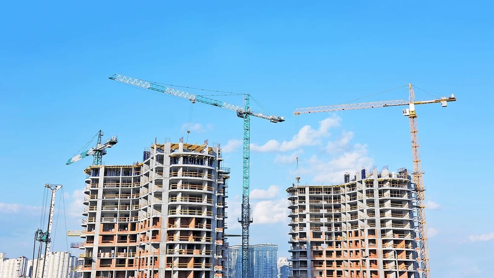 С 1 января стройкомпании обяжут регистрировать объекты - без этого запретят собирать деньги с дольщиков изображение публикации