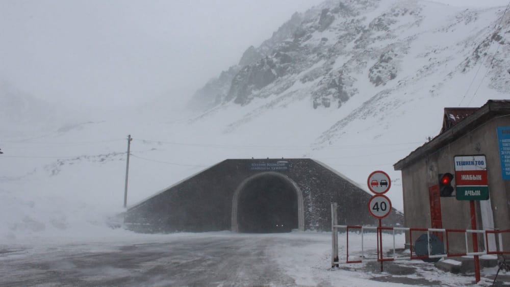 Минтранс хочет отменить бесплатный проезд через перевал Тоо-Ашуу некоторым чиновникам - это принесет в бюджет до 7 млн сомов изображение публикации